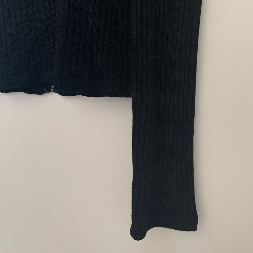 Black Ribbed V-Neck Button-Up Top - Picture 9 of 9